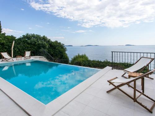 Villa Mirjana - One Bedroom Apartment with Terrace and Side Sea View Taverna