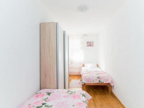 Apartment Budimir - Two Bedroom Apartment with Balcony