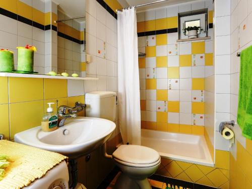 ein Badezimmer mit Waschbecken, Toilette und Badewanne in der Unterkunft Apartments Lina - Two Bedroom Apartment with Terrace A1 in Brsečine