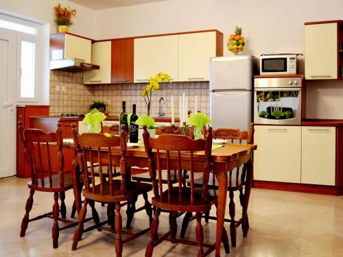 Fotografie z fotogalerie ubytování Apartments Lina - Two Bedroom Apartment with Terrace A1 v destinaci Brsečine