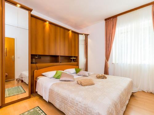 Apartment Valonija - Two Bedroom Apartment with Terrace and Garden View