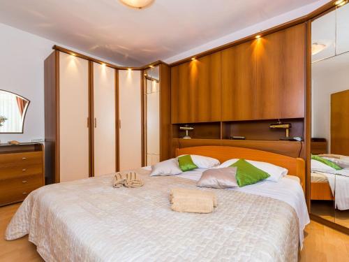 Apartment Valonija - Two Bedroom Apartment with Terrace and Garden View
