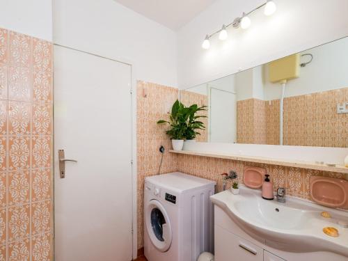Apartment Valonija - Two Bedroom Apartment with Terrace and Garden View