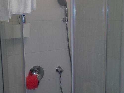 スペタルにあるHoliday Home Pavarotti-Three Bedroom Holiday Home with Terraceのシャワー室に赤い物体があるシャワー