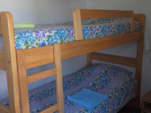 スペタルにあるHoliday Home Pavarotti-Three Bedroom Holiday Home with Terraceの部屋に二段ベッドがいくつかある