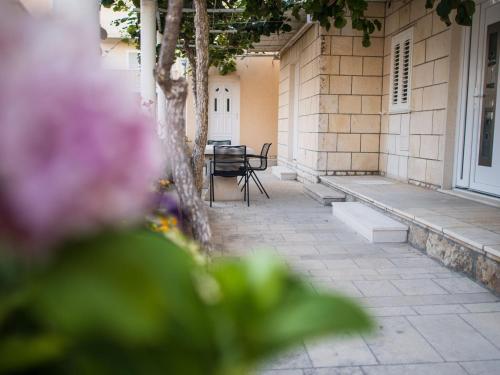 Serious Job Apartment - One Bedroom Apartment with Shared Terrace