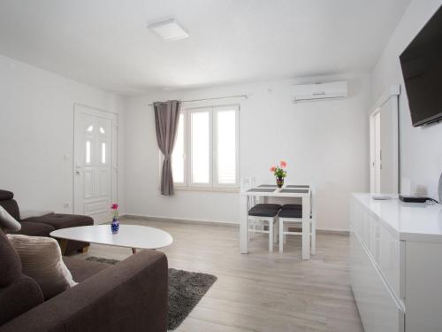 Serious Job Apartment - One Bedroom Apartment with Shared Terrace