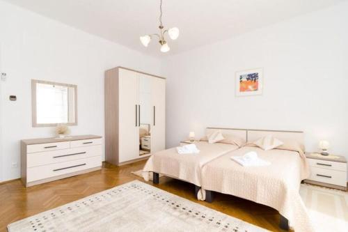 Holiday Home Patricija-Duplex Three Bedroom Apartment with Balcony and Sea View A6 1