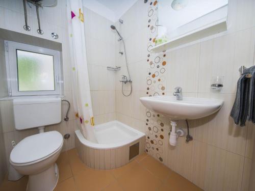 ein Badezimmer mit Toilette und Waschbecken in der Unterkunft Villa Dvori Vi kovi-Seven Bedroom Villa with Swimming Pool in Podstrana