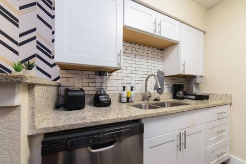 Φωτογραφία από το άλμπουμ του Walk to ATT-Free Parking-Min to attractions-Modern στο Άρλινγκτον