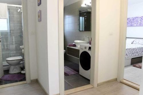 Koupelna v ubytování Holiday Home Ela - Three Bedroom Holiday Home with outdoor Pool ST