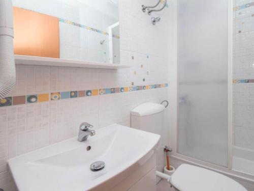 Un baño blanco con lavabo y ducha en Apartments Antonio - One Bedroom Apartment with Balcony and Sea View - 3, en Tučepi