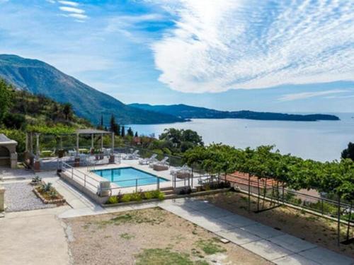 Apartments Klis -Two-Bedroom Apartment with Terrace