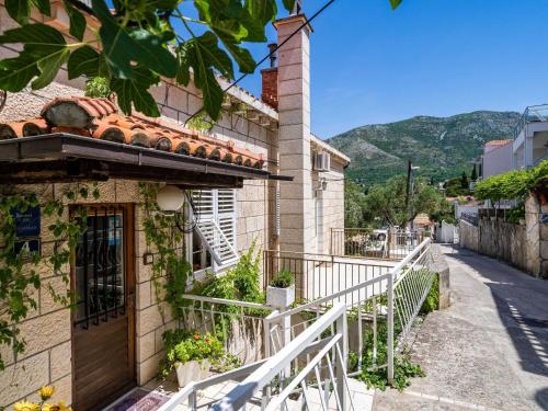 Apartments & Rooms Mara & Petrunjela - One Bedroom Apartment with Terrace and Sea View