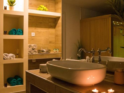 ein Badezimmer mit einem großen Spülbecken auf der Theke in der Unterkunft Villa Roza- Two-Bedroom Apartment in Mokošica