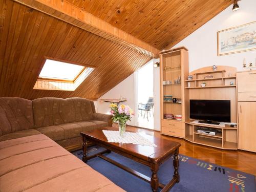 Apartment Sr - Two-Bedroom Apartment with Balcony and Sea View