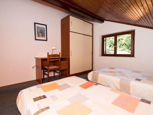 Apartment Sr - Two-Bedroom Apartment with Balcony and Sea View