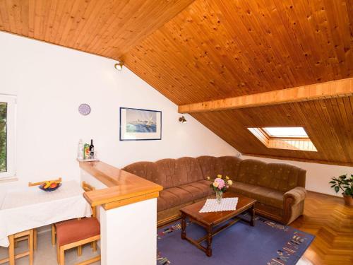 Apartment Sr - Two-Bedroom Apartment with Balcony and Sea View