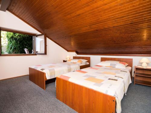 Apartment Sr - Two-Bedroom Apartment with Balcony and Sea View