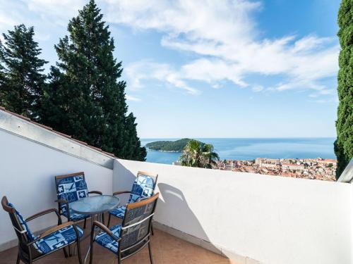 Apartment Sr - Two-Bedroom Apartment with Balcony and Sea View