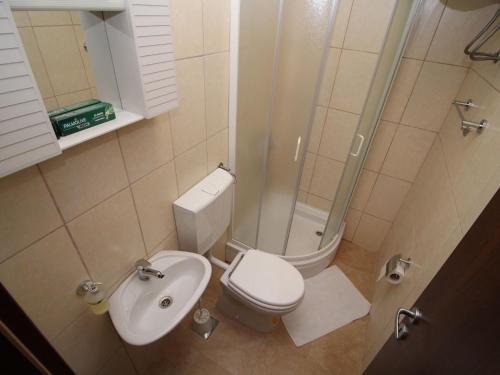 Ванная комната в Apartment Mambo , Mljet - Duplex Apartment with Terrace and Sea View