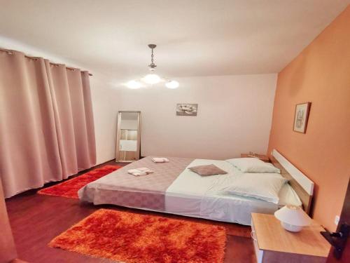 una camera da letto con un letto grande e un tavolo di Bertie's Lodge - Four Bedroom Apartment A4 a Smokvica