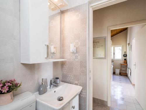 Indy's Beach Apartments -Two Bedroom Apartment with Balcony and Sea View