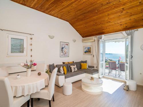 Indy's Beach Apartments -Two Bedroom Apartment with Balcony and Sea View