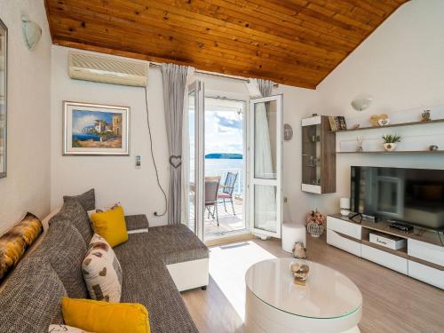 Indy's Beach Apartments -Two Bedroom Apartment with Balcony and Sea View