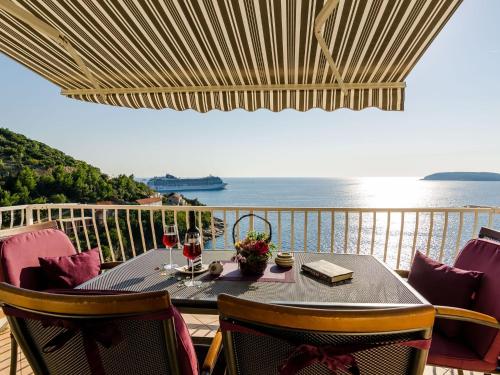 Indy's Beach Apartments -Two Bedroom Apartment with Balcony and Sea View