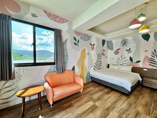 a bedroom with a bed and a chair at Green Castle in Ch'ieh-tung-chiao