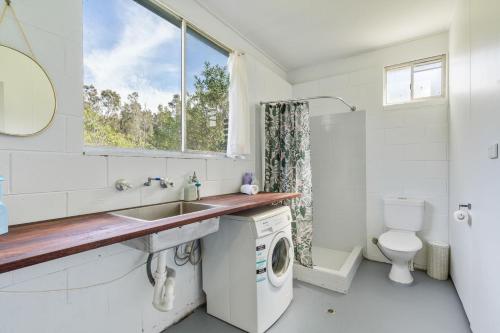 Koupelna v ubytování Racecourse Beach Coast Shack - renovated retreat