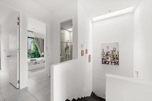 Dieses weiße Zimmer verfügt über einen Flur mit weißen Wänden. in der Unterkunft Enjoy Samui Residence in Bangrak Beach