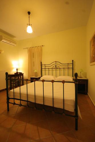 Ένα ή περισσότερα κρεβάτια σε δωμάτιο στο Kastellos Traditional Houses