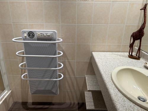 La salle de bains est pourvue d'un porte-serviettes et d'un lavabo. dans l'établissement Maison vue mer imprenable, à Groix