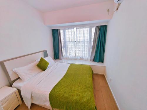 Postel nebo postele na pokoji v ubytování Xiaojing Bay Haige Hotel
