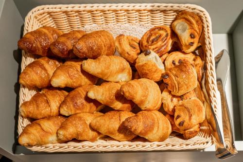 a basket filled with different types of croissants at Hotel all'Orso in Biancade