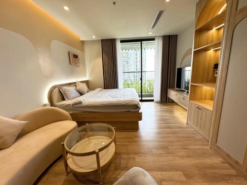 a hotel room with two beds and a couch at Skylux homestay Ecopark Hung Yen - Swanlake Onsen in HÆ°ng YÃªn