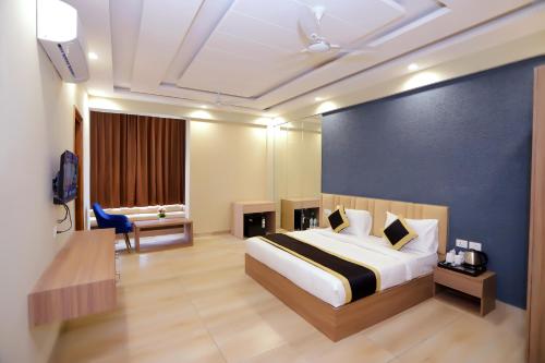 Postel nebo postele na pokoji v ubytování Hotel Nirvana Inn and Banquet-Near Expo Mart Greater Noida