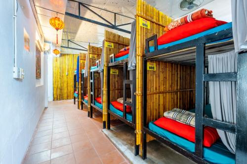 Palanda nebo palandy na pokoji v ubytování Serendipity Experience Hoi An Hostel