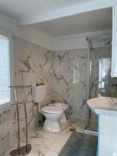 ファザーノにあるCasa Forcellaのトイレと洗面台付きのバスルーム