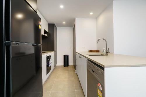 Η κουζίνα ή μικρή κουζίνα στο Luxurious 2BR Escape with Exceptional Amenities - Hosted by Canstay