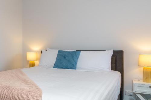 Ένα ή περισσότερα κρεβάτια σε δωμάτιο στο Luxurious 2BR Escape with Exceptional Amenities - Hosted by Canstay