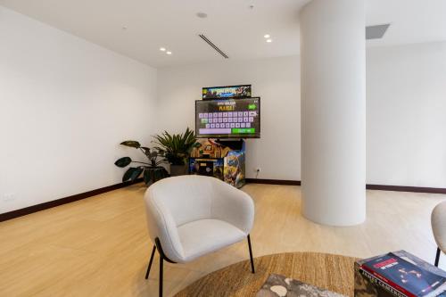 Μια τηλεόραση ή/και κέντρο ψυχαγωγίας στο Luxurious 2BR Escape with Exceptional Amenities - Hosted by Canstay