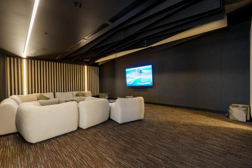 Μια τηλεόραση ή/και κέντρο ψυχαγωγίας στο Luxurious 2BR Escape with Exceptional Amenities - Hosted by Canstay