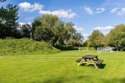 Κήπος έξω από το Rose Lake View, 3 Bed Luxury Cotswolds Lake House, South Cerney, Cirencester