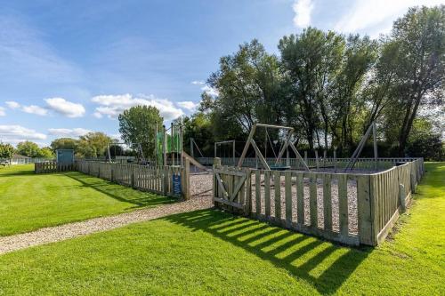 Κήπος έξω από το Rose Lake View, 3 Bed Luxury Cotswolds Lake House, South Cerney, Cirencester