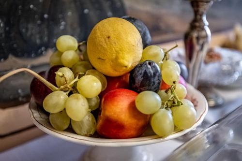 a bowl of fruit sitting on a table at Dimora Bandinelli in Florence