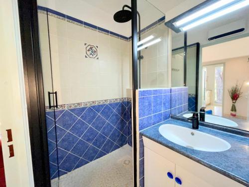 une salle de bain avec un lavabo et une douche dans l'établissement PGH N38 - Centre-Ville, Port avec Parking Privé, à La Grande Motte