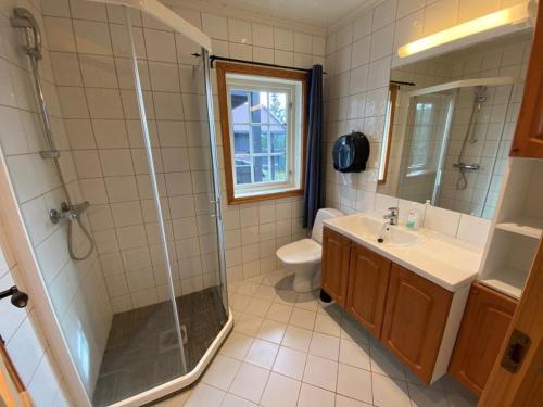a bathroom with a shower and a sink and a toilet at Ruud Tun in Hafjell
